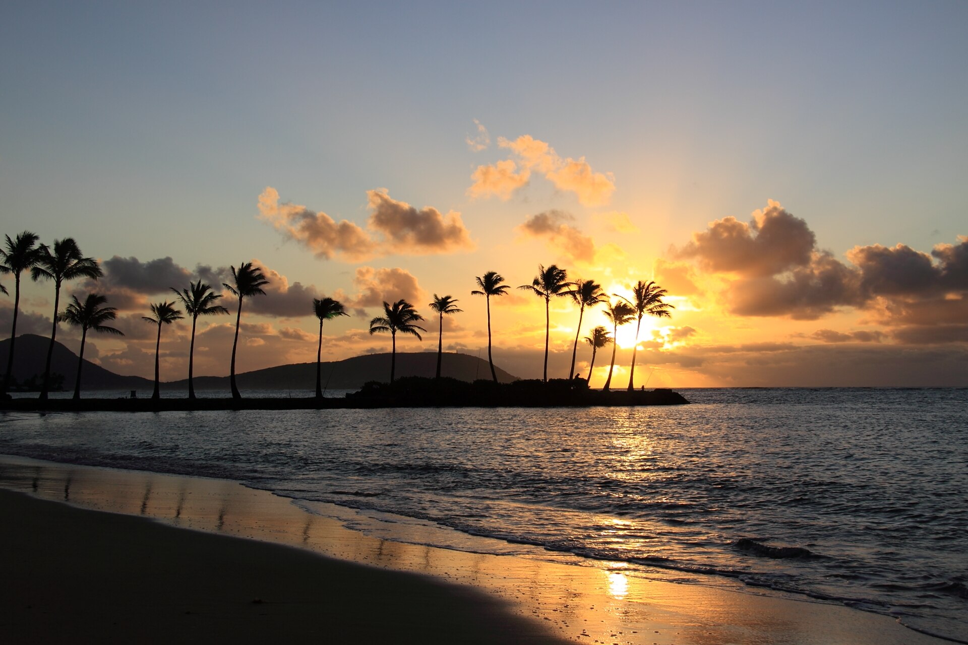 Kāhala — Old-money beachfront, gated estates